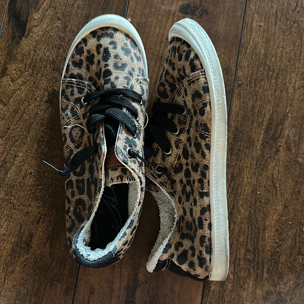 Vintage Havana size 6 sneakers